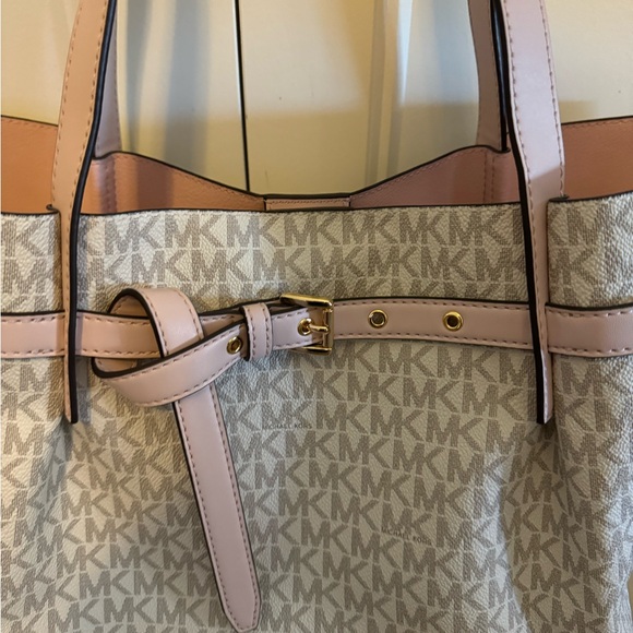 Michael Kors tote bag. First photo stock but rest are actual bag. - Picture 4 of 8